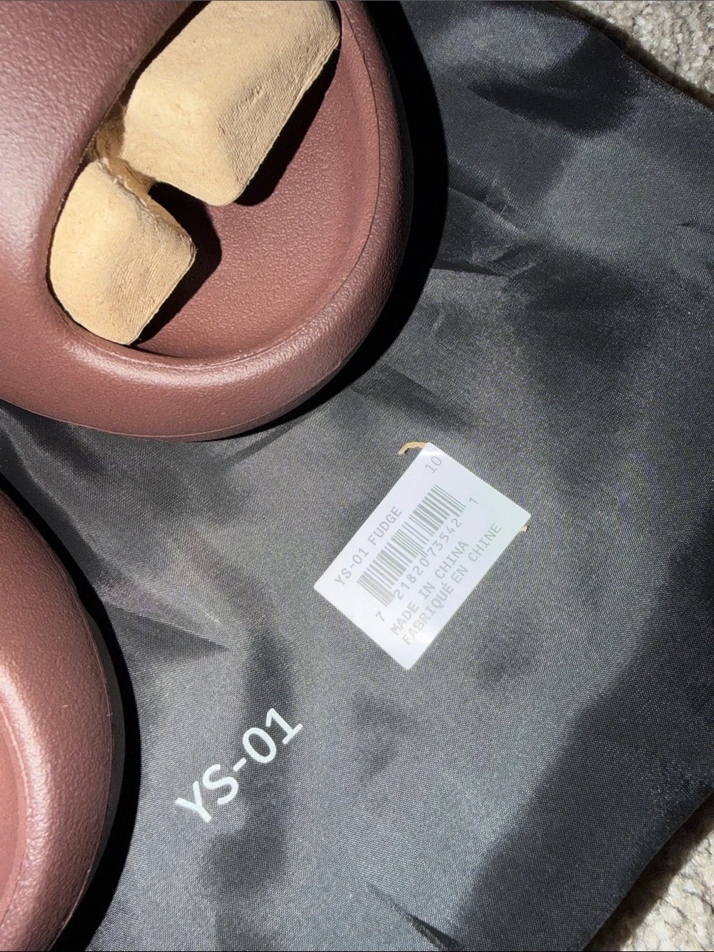 foam-slide aesthetic similar to Yeezy slides brand YS-01‎